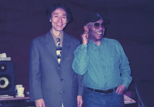 談笑するグラディ・テイトさんと西谷泰人