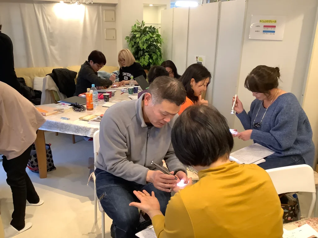 受講生同士で手相鑑定を練習するスクールの様子